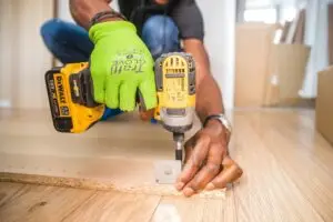 renovering af lejlighed husimprovement on a wooden floor with precision.